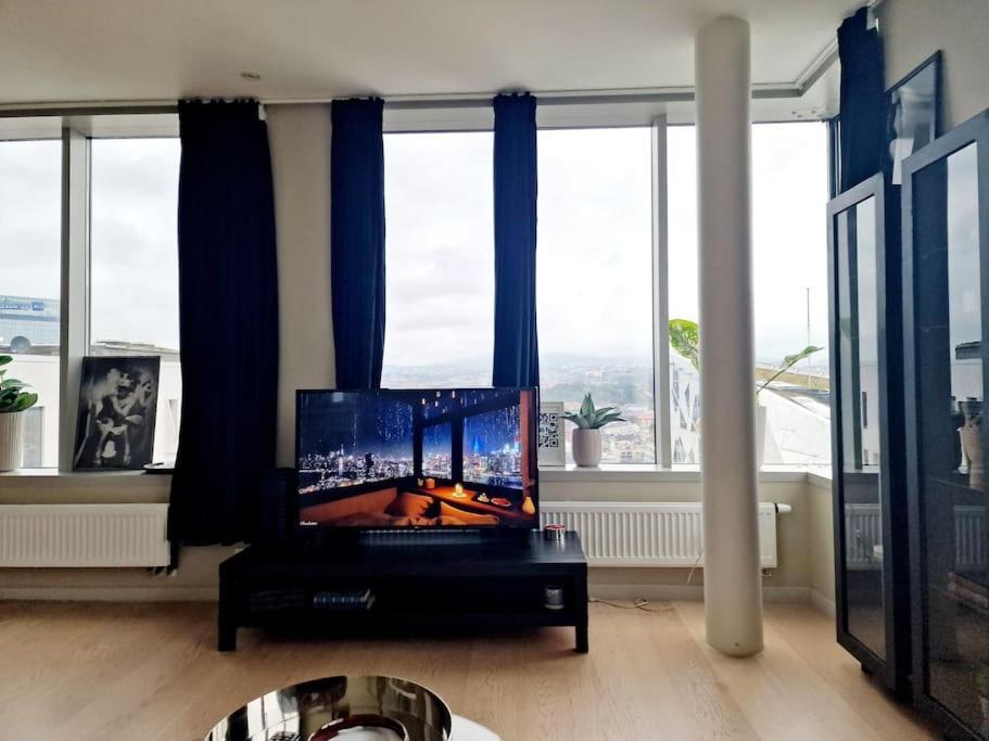 18th Flr Gem Views & Luxury Appartement
